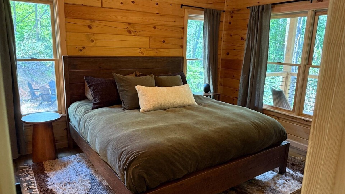 Ellijay Cabin | Creek & Cozy-Charming 2BR Creekside Cabin in Ellijay- AC, Fire Pit, Nature