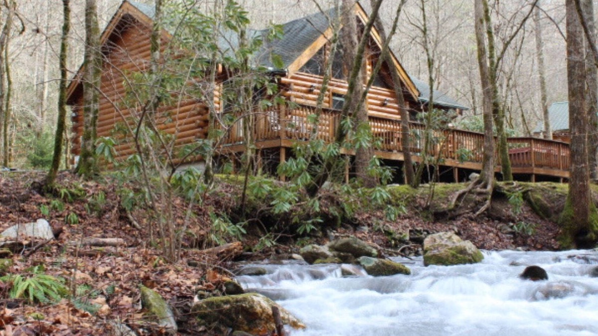 Andrews Cabin | Creek Front Mountain Cabin with Jacuzzi.
