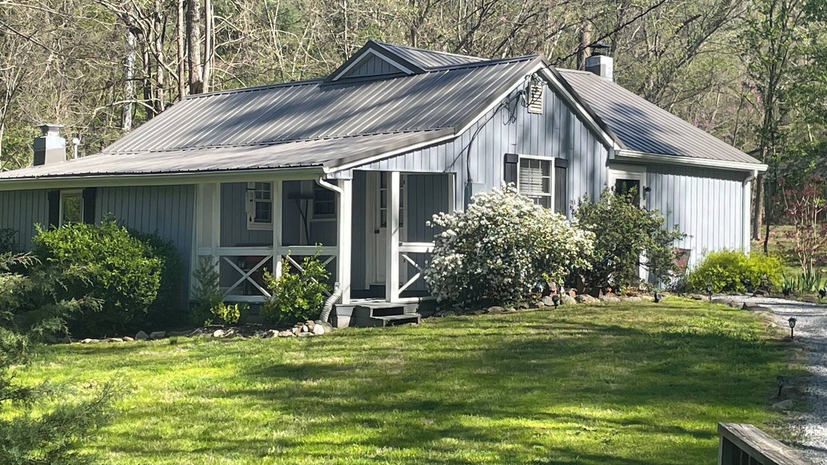 Tyro Cabin | Creek Front Property! Spicewood Cabin Near Wintergreen and Crabtree Falls