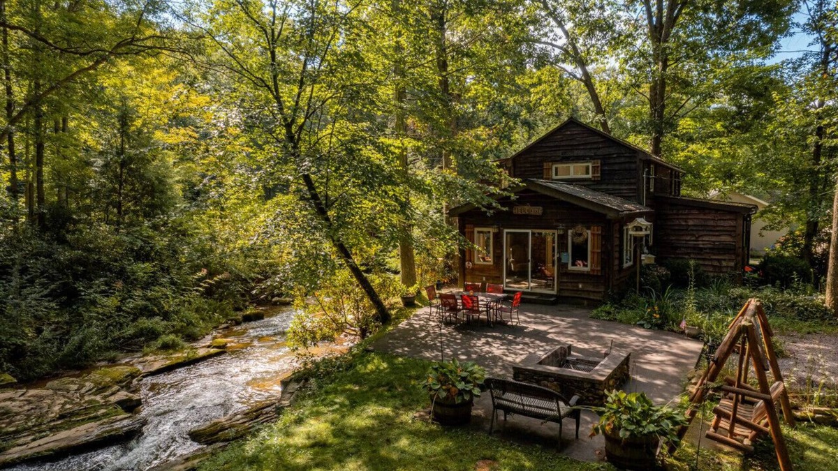 Confluence Apartment | Creek Haven · Stunning Creekside Cottage w/Hot Tub Minutes to Yough Lake, Ohiopyle