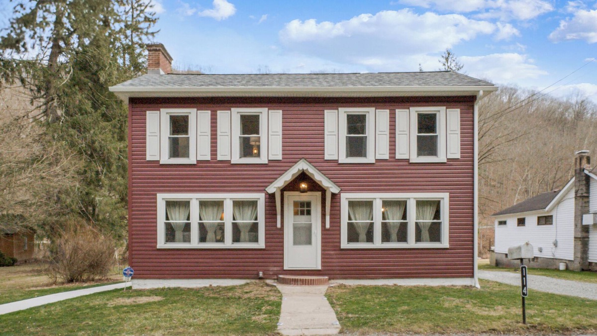 Ligonier House | Creek side 3 bedroom house on the Loyalhanna in Ligonier. Close to Idlewild.