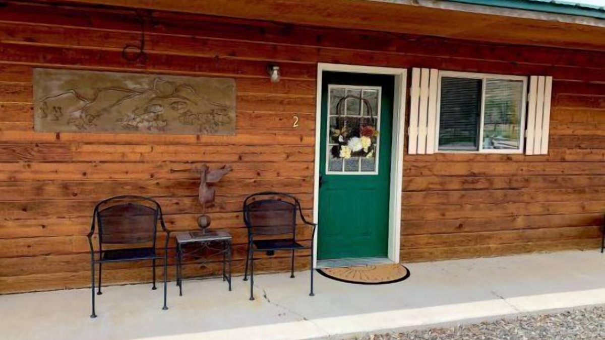 Cody Apartment | Creek Side Cabin #2- Wapiti Valley, steps from Trout Creek