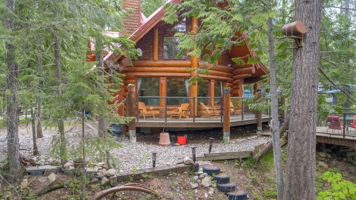 Crawford Bay Cabin | Creek side log cabin in the woods -dog friendly