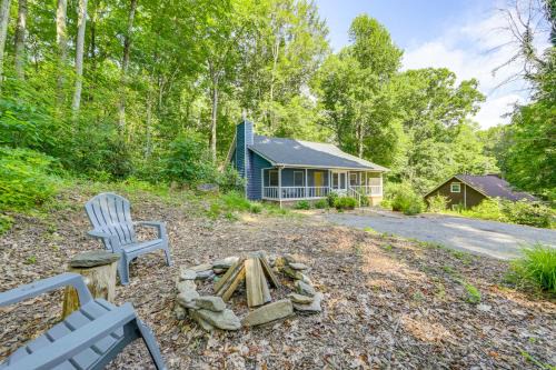 Maggie Valley House | Creek View and Hot Tub Woodsy Maggie Valley Cottage