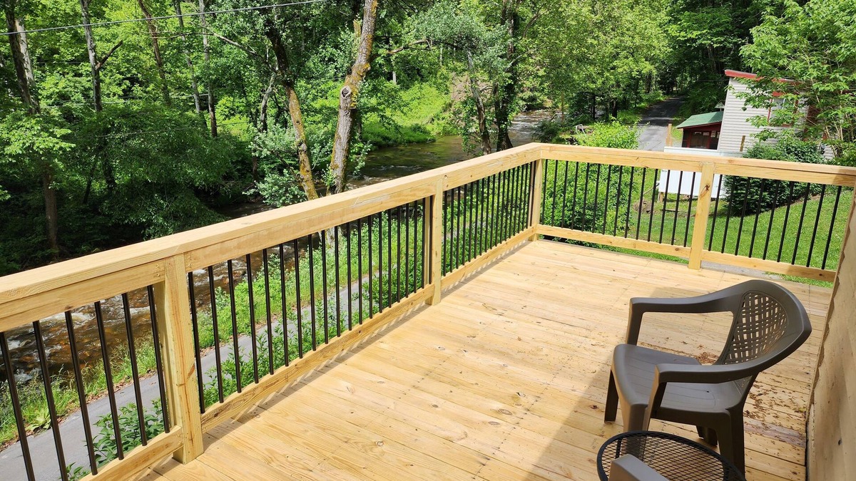 Tannersville Cabin | Creekberry - Mountain Cabin on Creekfront - Secluded Comfort - Pets Stay Free!!!