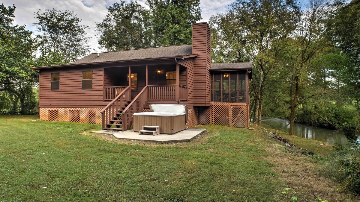 Ooltewah Cabin | Creekfront Cabin Near Chattanooga w/Hot Tub!