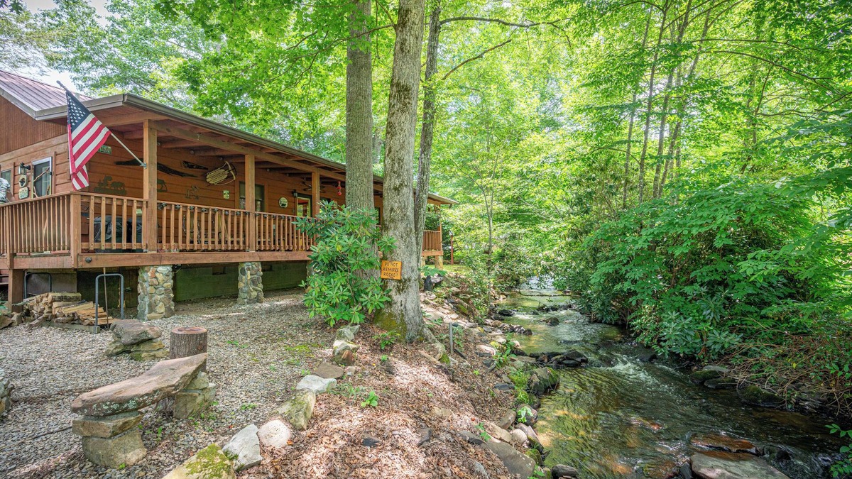 Robbinsville Cabin | Creekfront Cabin w/Hot Tub! Motorcycle Friendly!