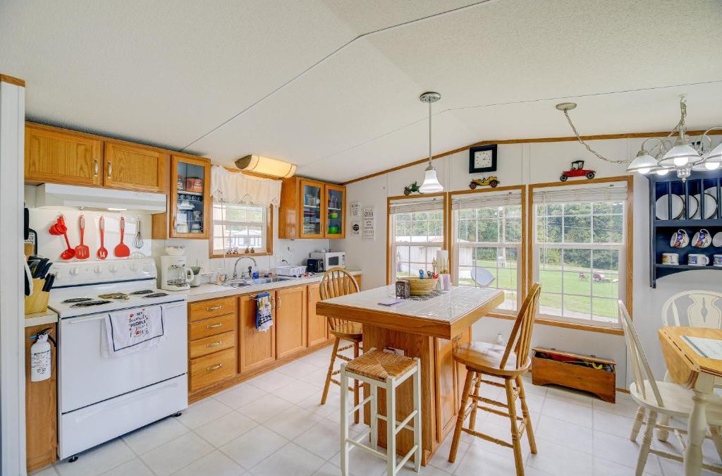 Max Meadows House | Creekfront Max Meadows Mobile Home with Deck!