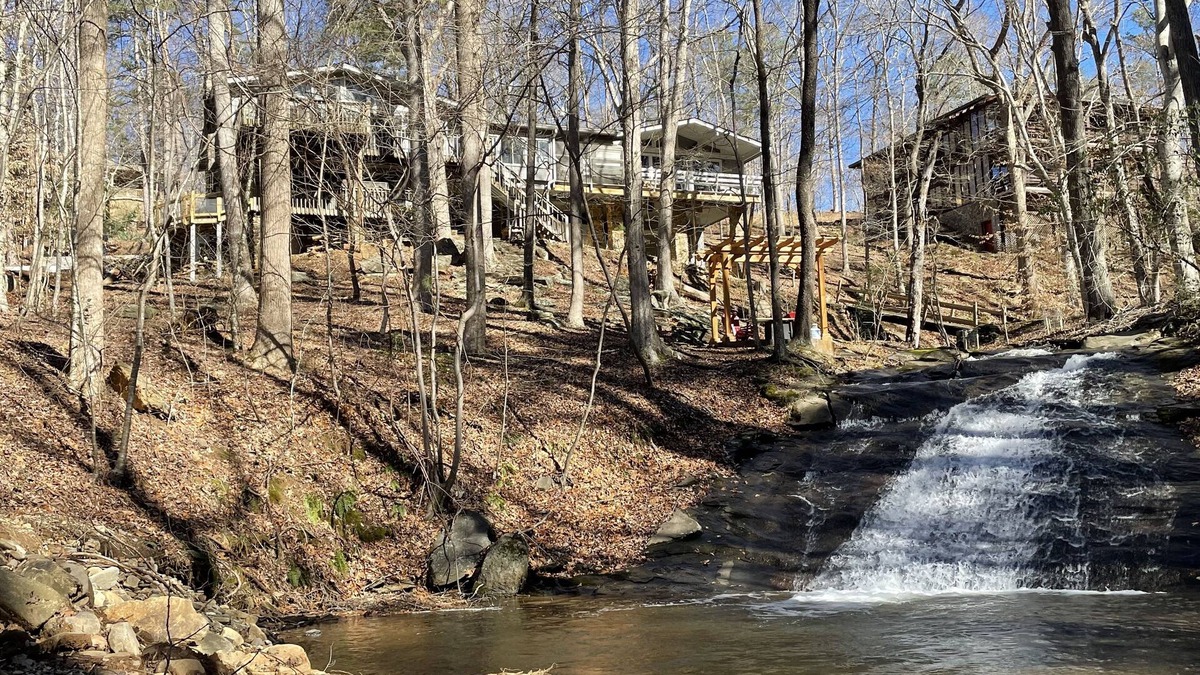 Jasper House | Creekside 2 BR overlooking waterfall and golf course