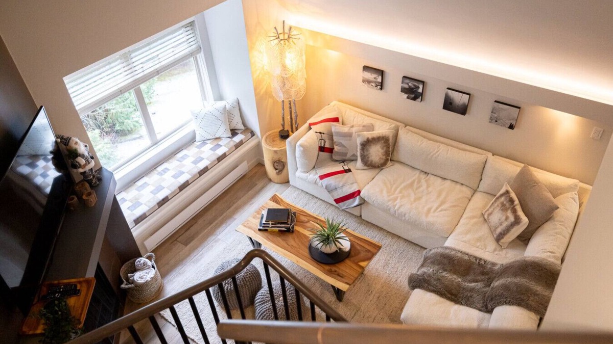 Whistler Creekside Apartment | Creekside 3BR: Sleeps 8,Hot Tub,Pool,Parking,BBQ & Near Shops and Restaurants!