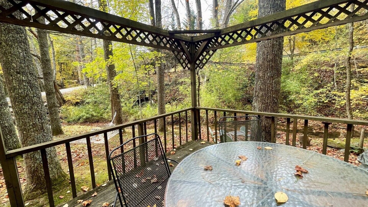 Jefferson Cabin | Creekside 4 BR Pet Friendly Cabin w/Hot Tub, Foosball, Fire Pit, WiFi