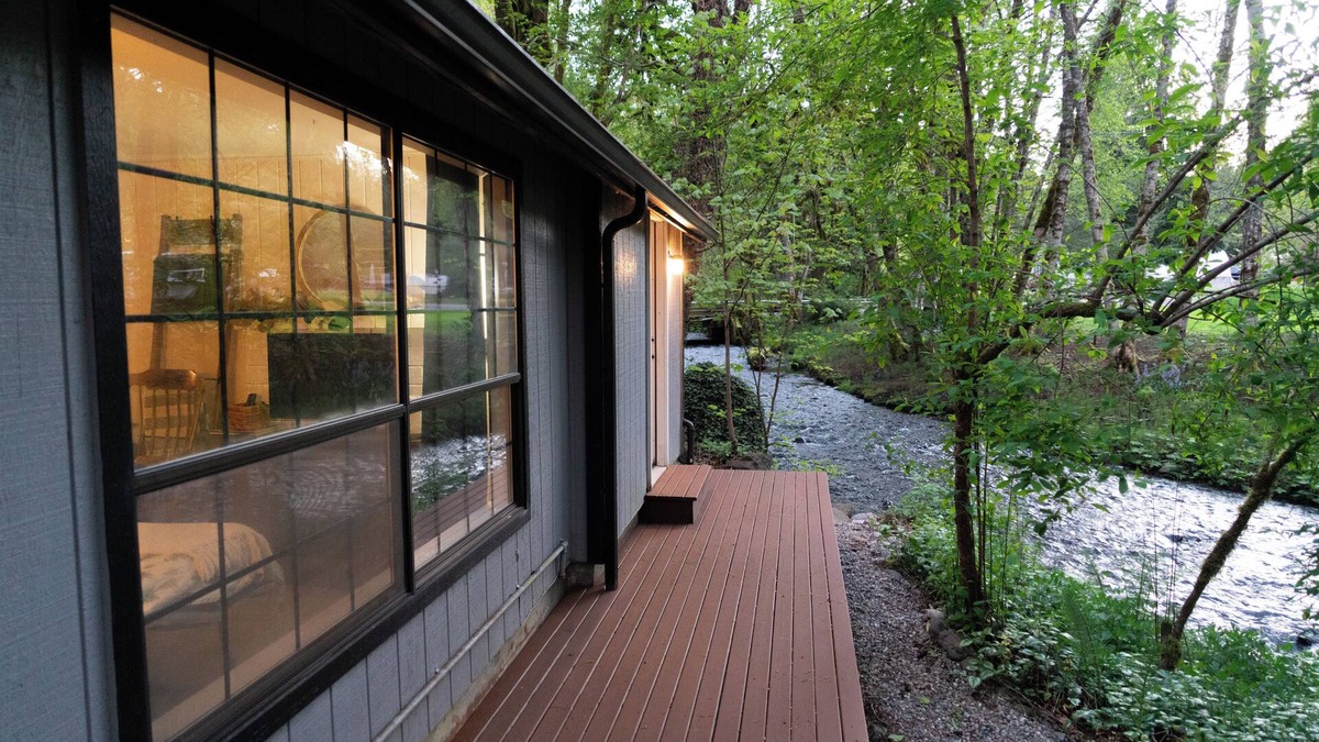 Hoodsport House | Creekside Bigfoot Bungalow — Nature Lover’s Paradise