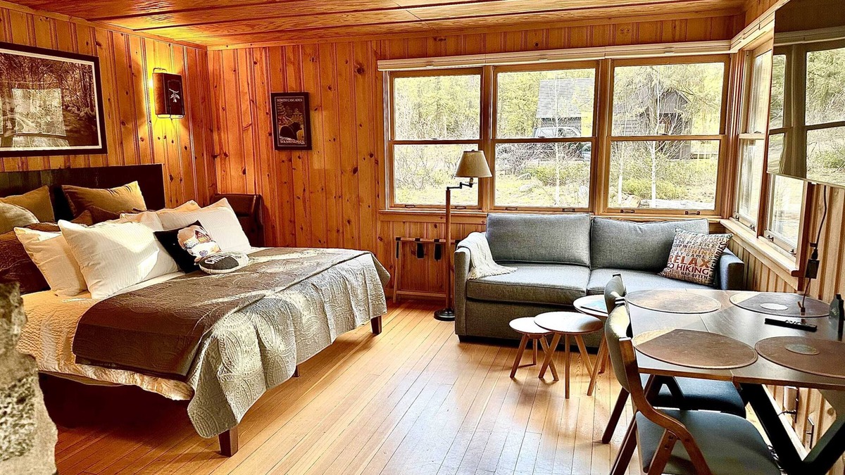 Mazama Cabin | Creekside Bunkhouse on Early Winters Creek