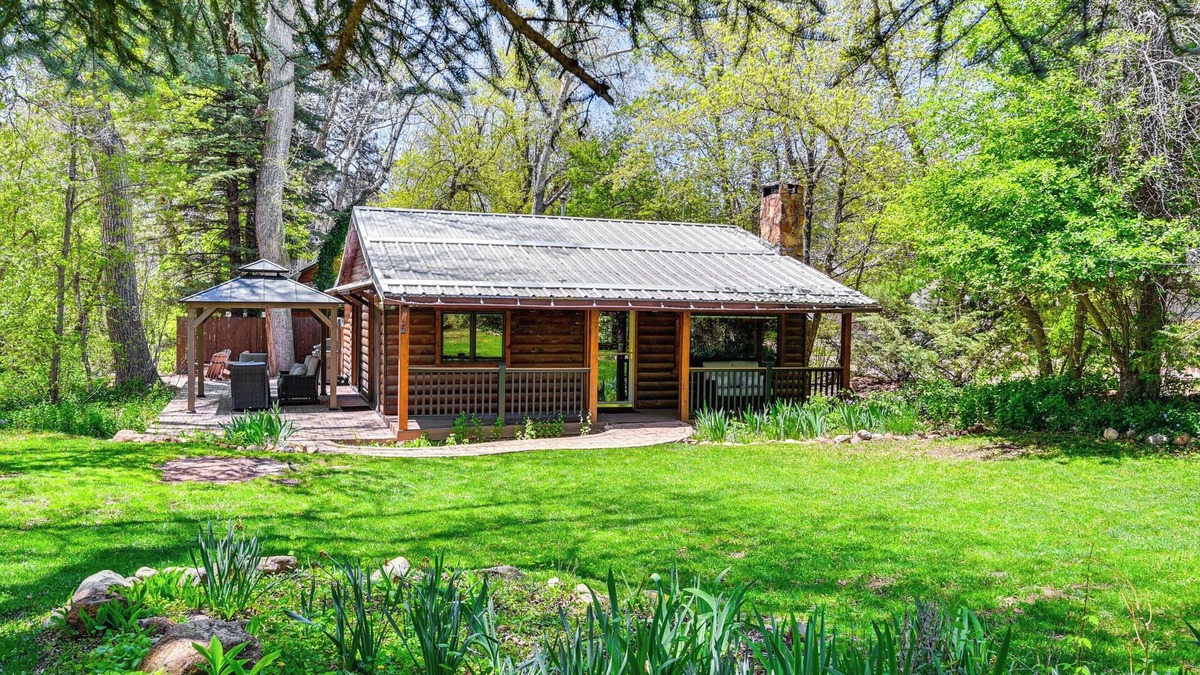 Christopher Creek Cabin | Creekside Cabin Retreat w/Private Deck in Payson