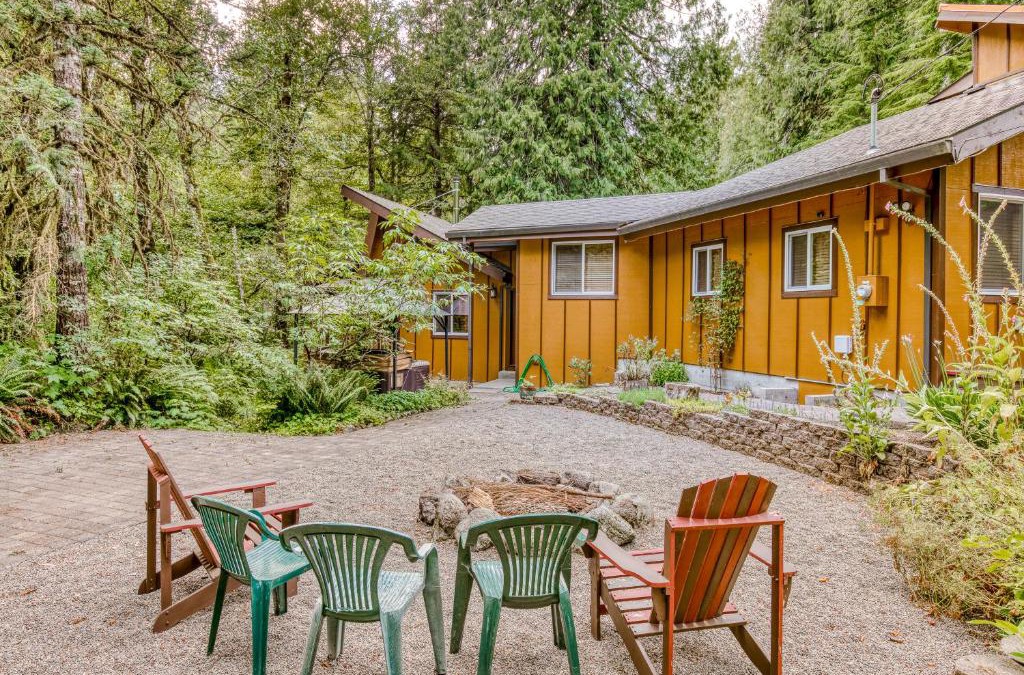 Mount Hood Village House | Creekside Cabin