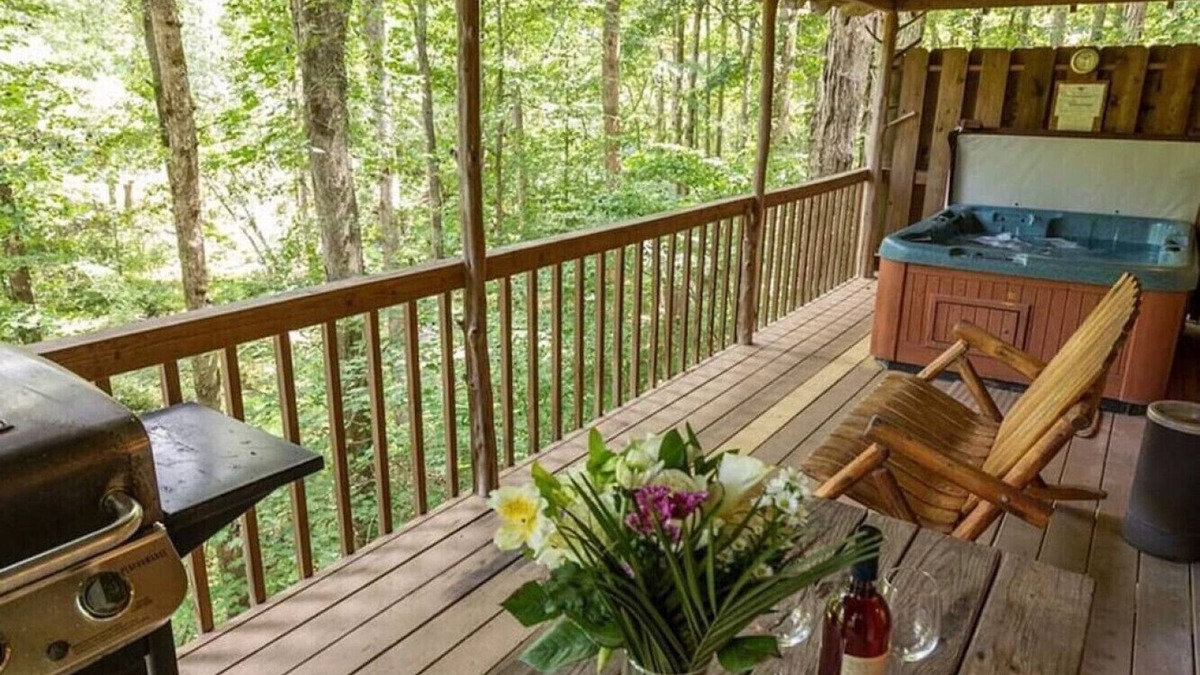 Dahlonega Cabin | Creekside Cabin w/Hot Tub/Near Wineries/Sleeps 4