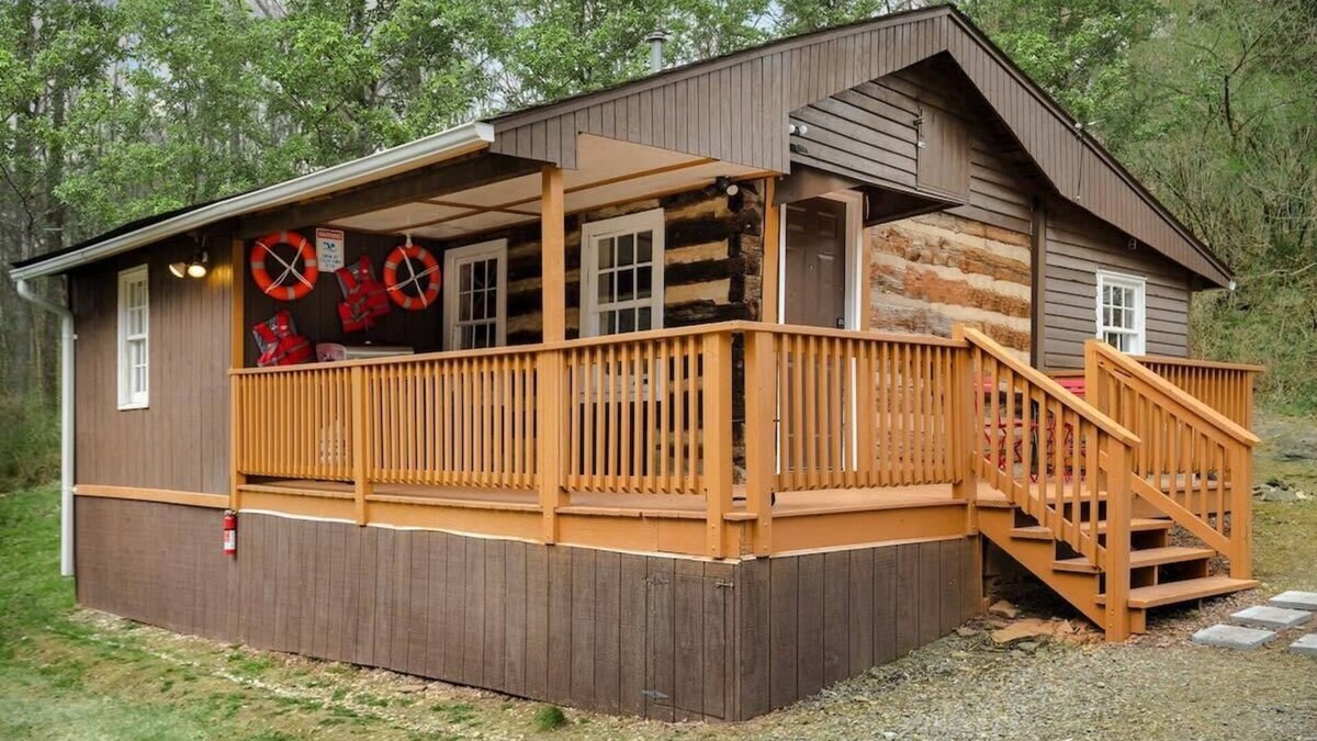 Mount Jackson Ski Chalet | Creekside Cabin w Hot Tub, Fire Pit, Grill, WiFi!