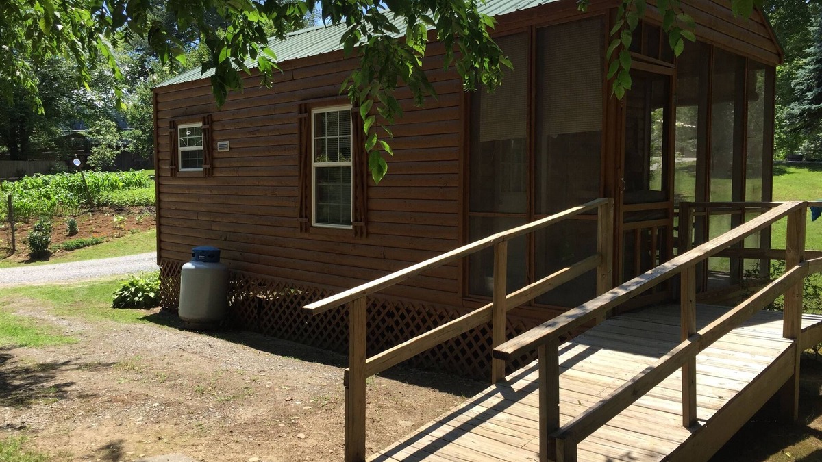 Bryson City Cabin | CREEKSIDE CABINS - CHIPMUNK
