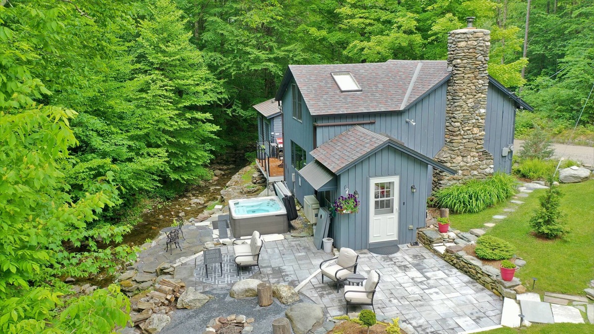 Rupert House | Creekside Camp. NO CLEANING FEE. Relax in the Hot Tub Creekside - Vermont Style