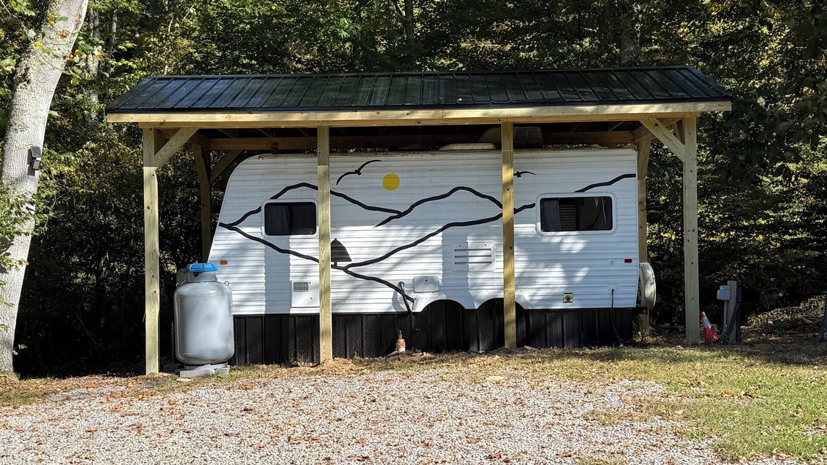 Dailey House | Creekside Camper/Mountain Hiking/National Forest!