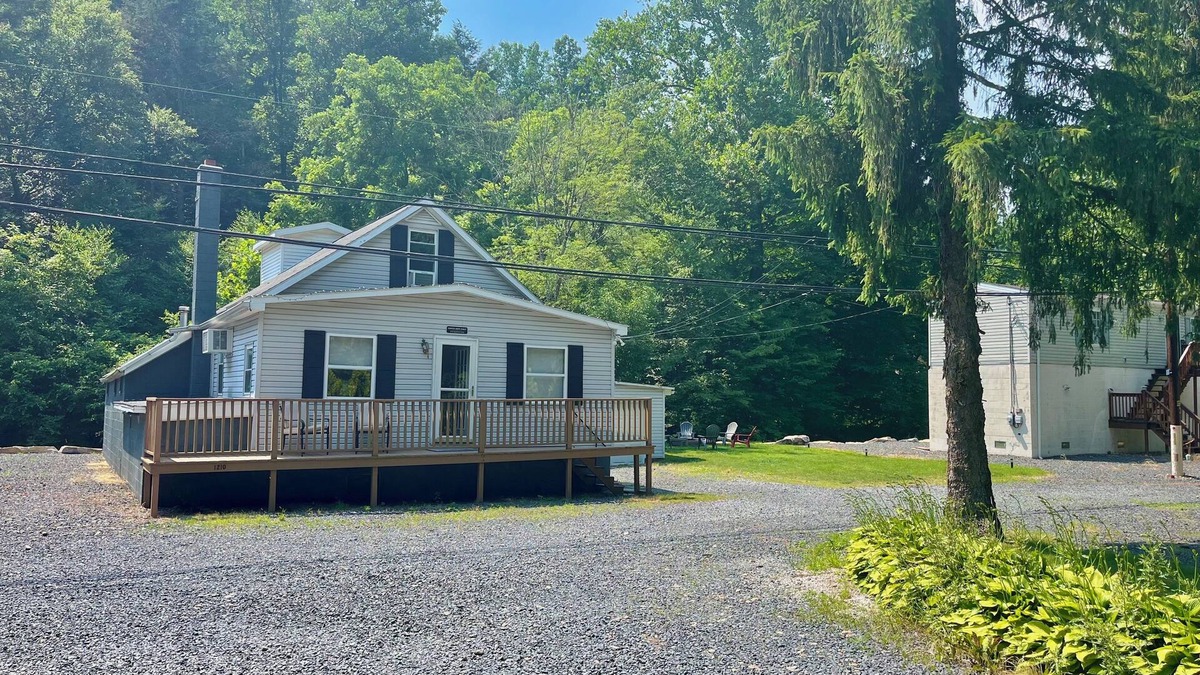 Catawissa Ski Chalet | Creekside Chalet @ Knoebels! Deck, Yard & FirePit