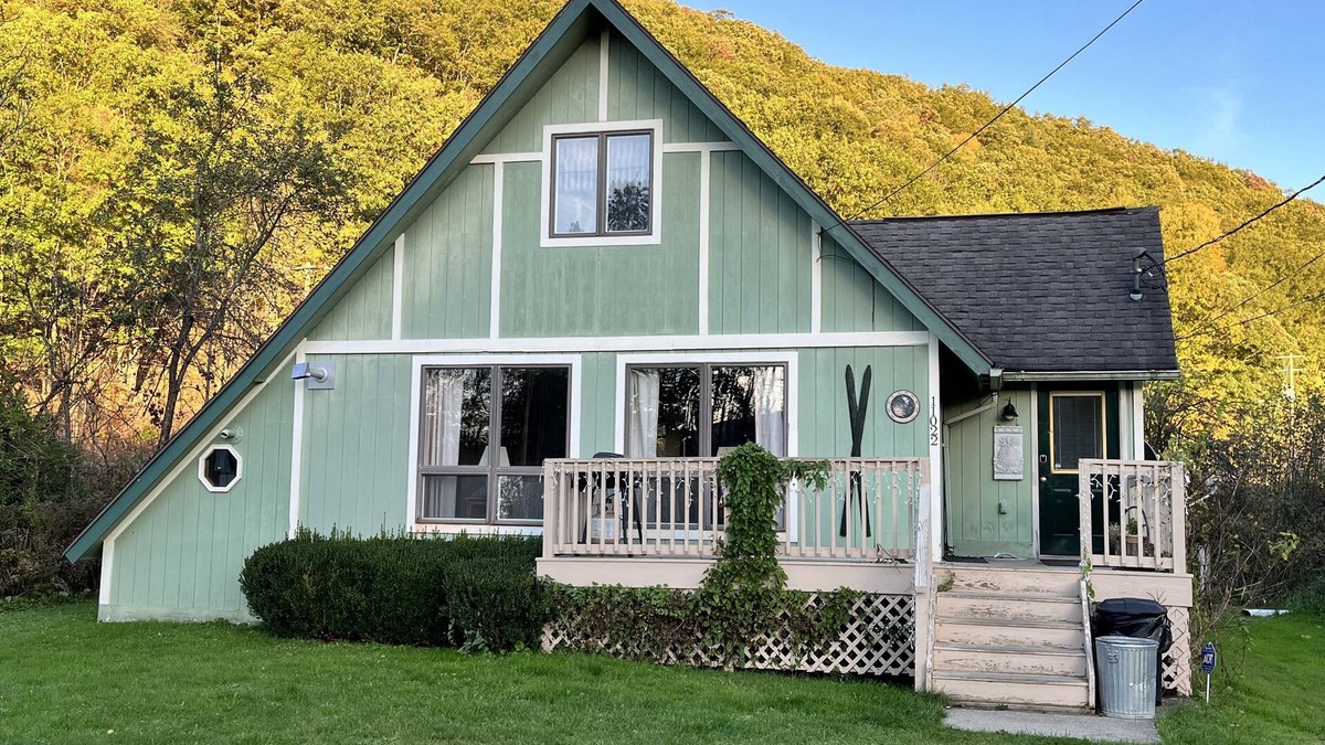 Swain Ski Chalet | Creekside Chalet