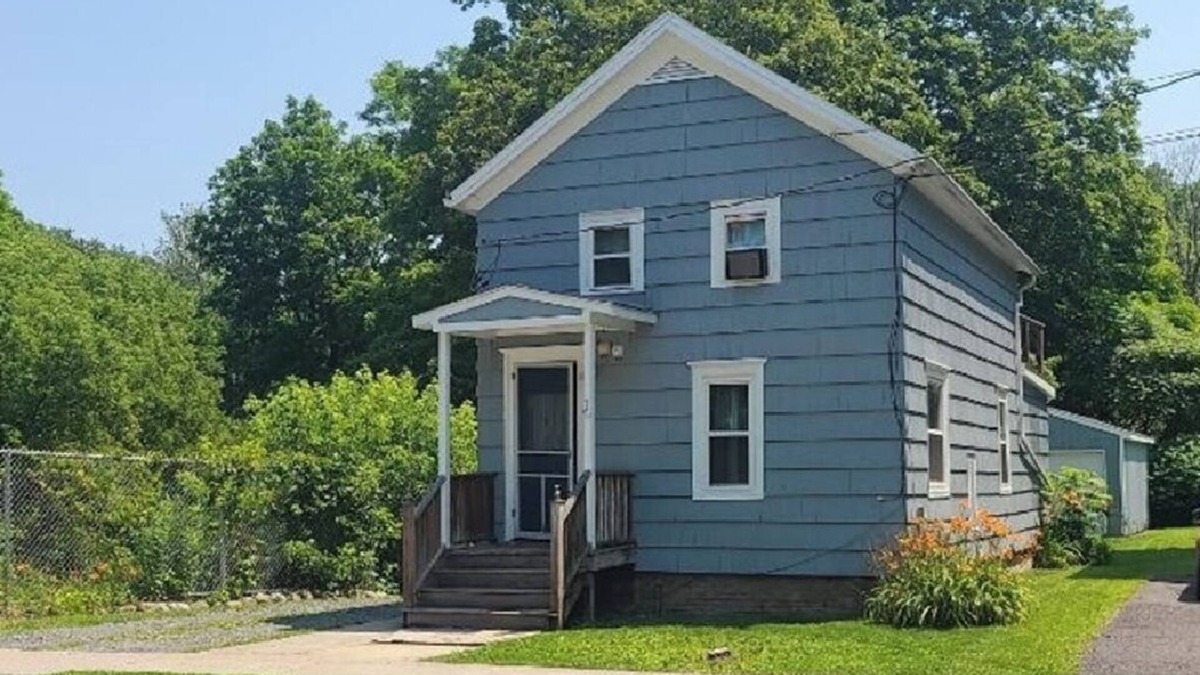 Moravia House | Creekside Cottage in Village of Moravia