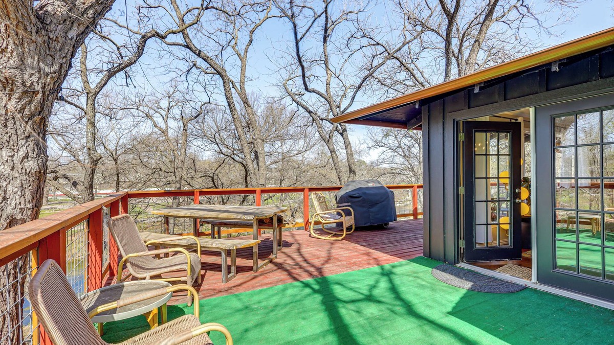Belton House | Creekside Cottage w/Deck & Hot Tub in Belton