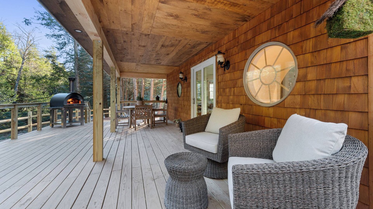 East Jewett Cabin | Creekside Couple's Retreat w Hot Tub, Sauna and Game Room, 2 minutes from lake