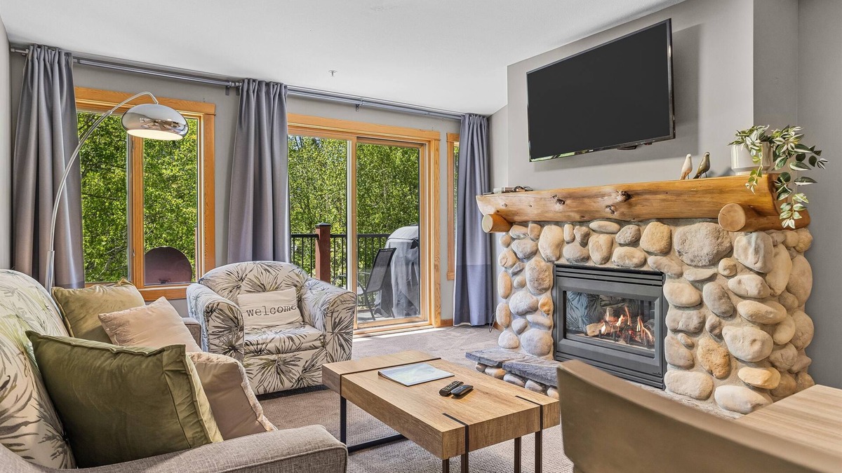 Canmore Apartment | Creekside Downtown Condo - Mountain Views!