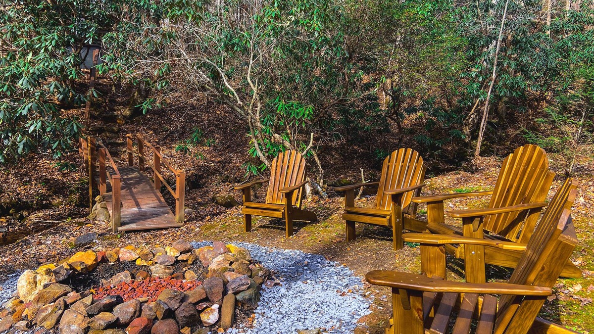 Ellijay House | ⭐️Creekside Firepit l 3.5 Acres l Wood Burning Stove l Dog Friendly