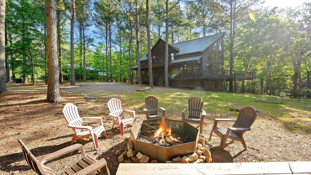 Broken Bow Cabin | Creekside haven for 10 w/hot tub, ping pong & pets