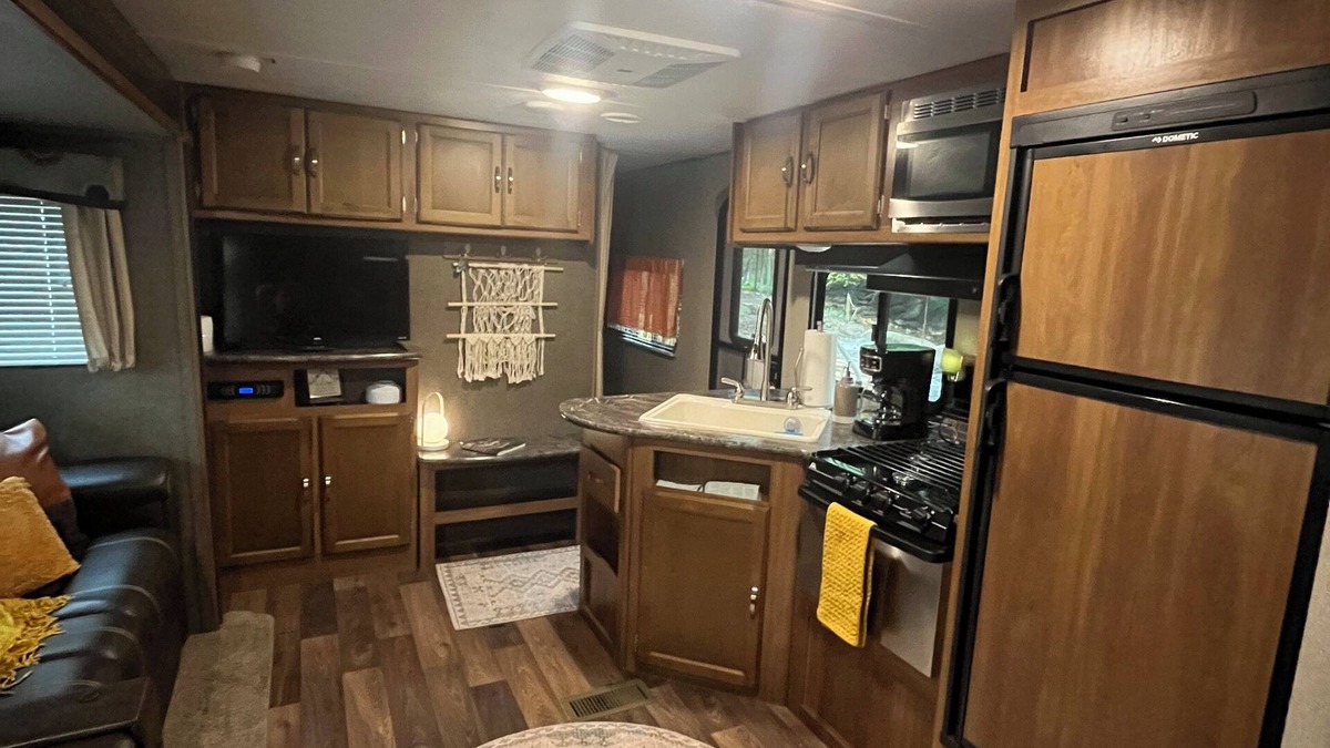 Dellslow House | Creekside Hideaway, Cozy 2-bedroom RV, Morgantown, WiFi, Firepit, Hammock,Grill