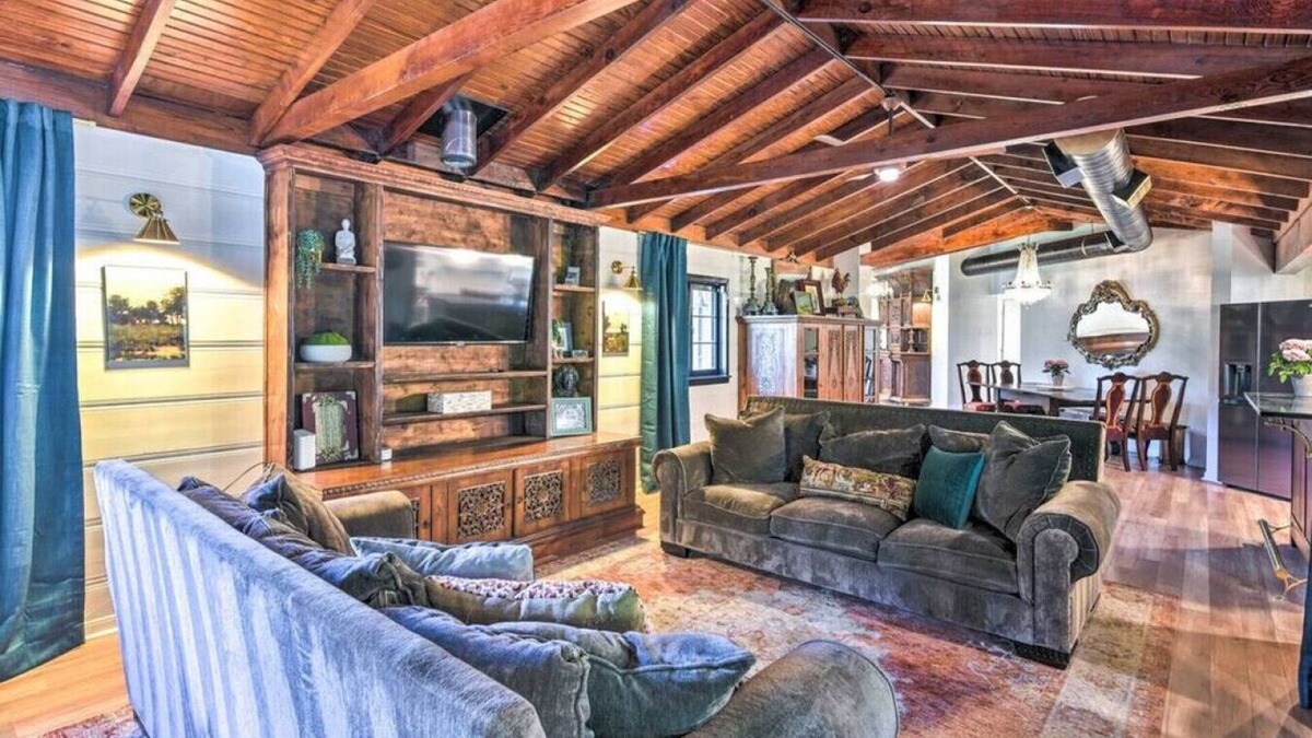 Dickinson House | Creekside house with Hot tub on 1 Acre