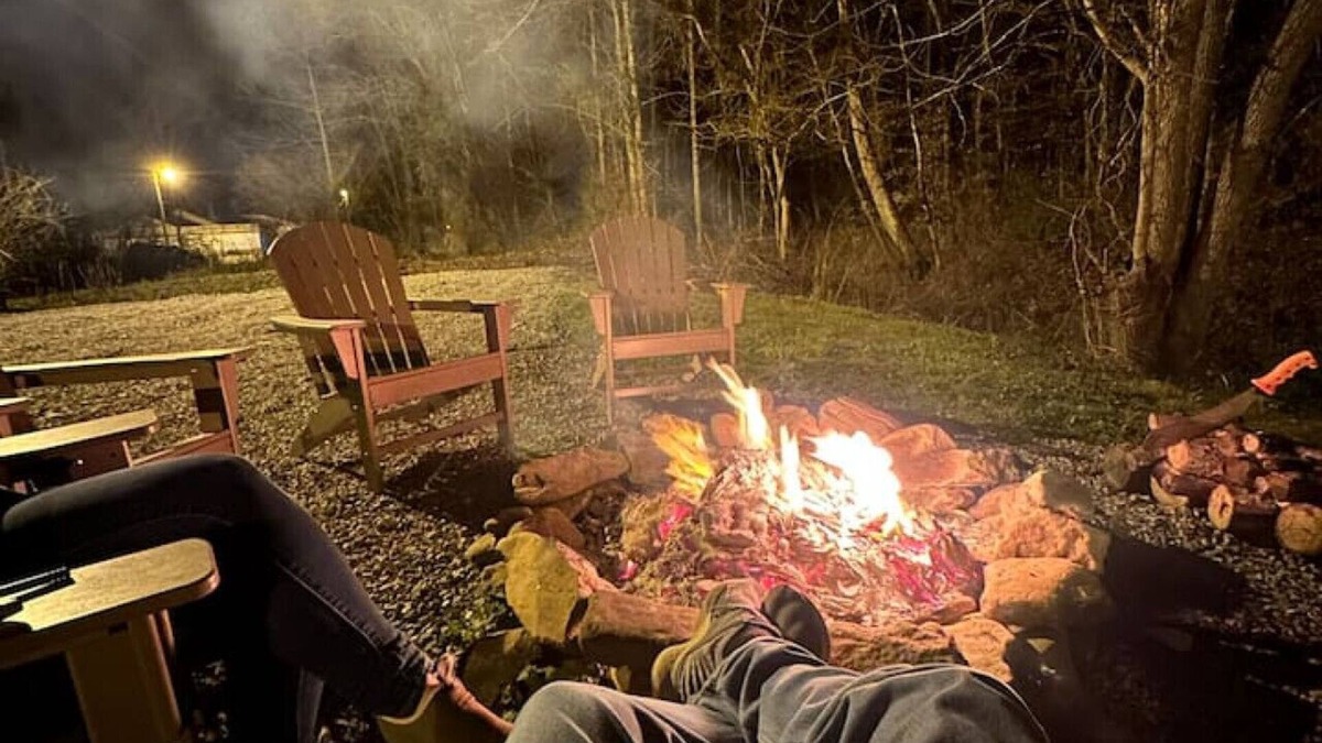 Red Jacket House | Creekside Lodge: 10 Sec Ride to Trail, Sleeps 10!