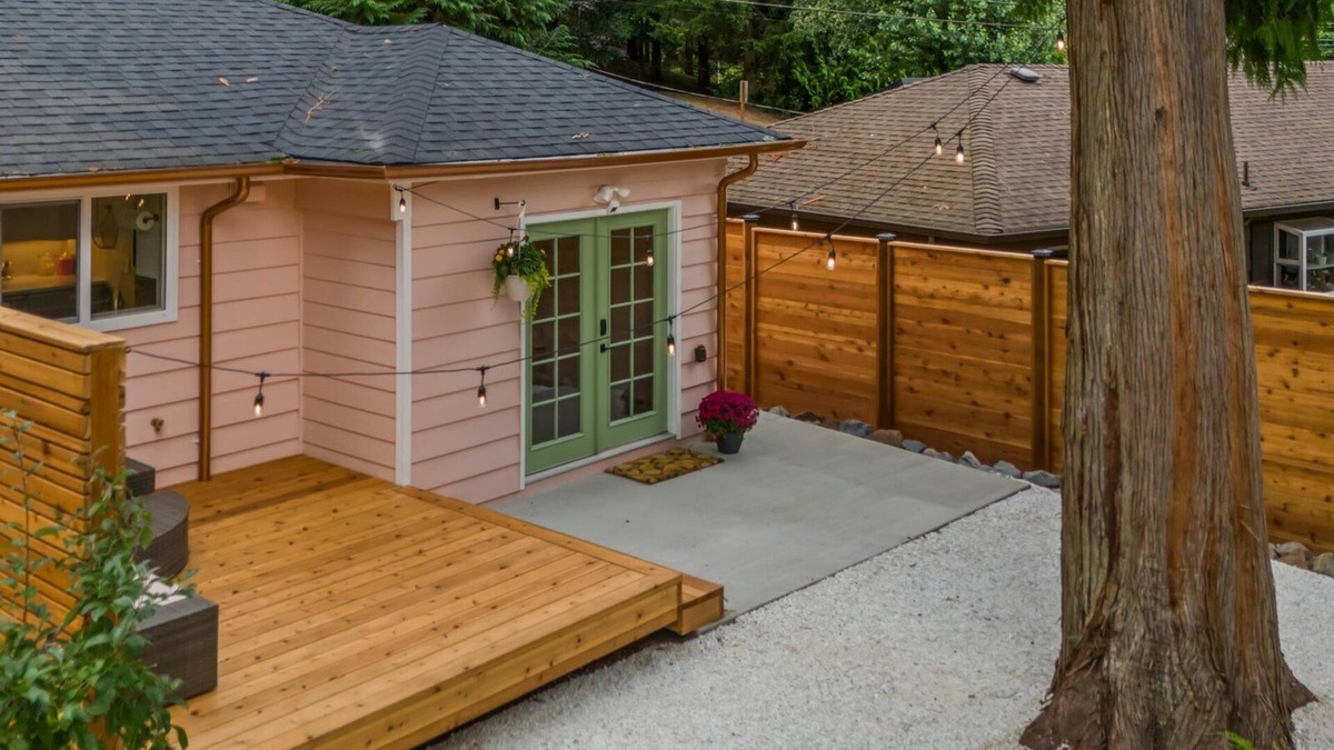 Lake Forest Park Cottage | Creekside Luxury Oasis King Bed, Wifi & AC