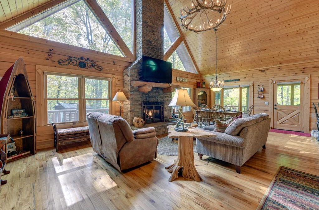 Cataloochee Ranch House | Creekside Maggie Valley Cabin 2 Mi to Skiing!