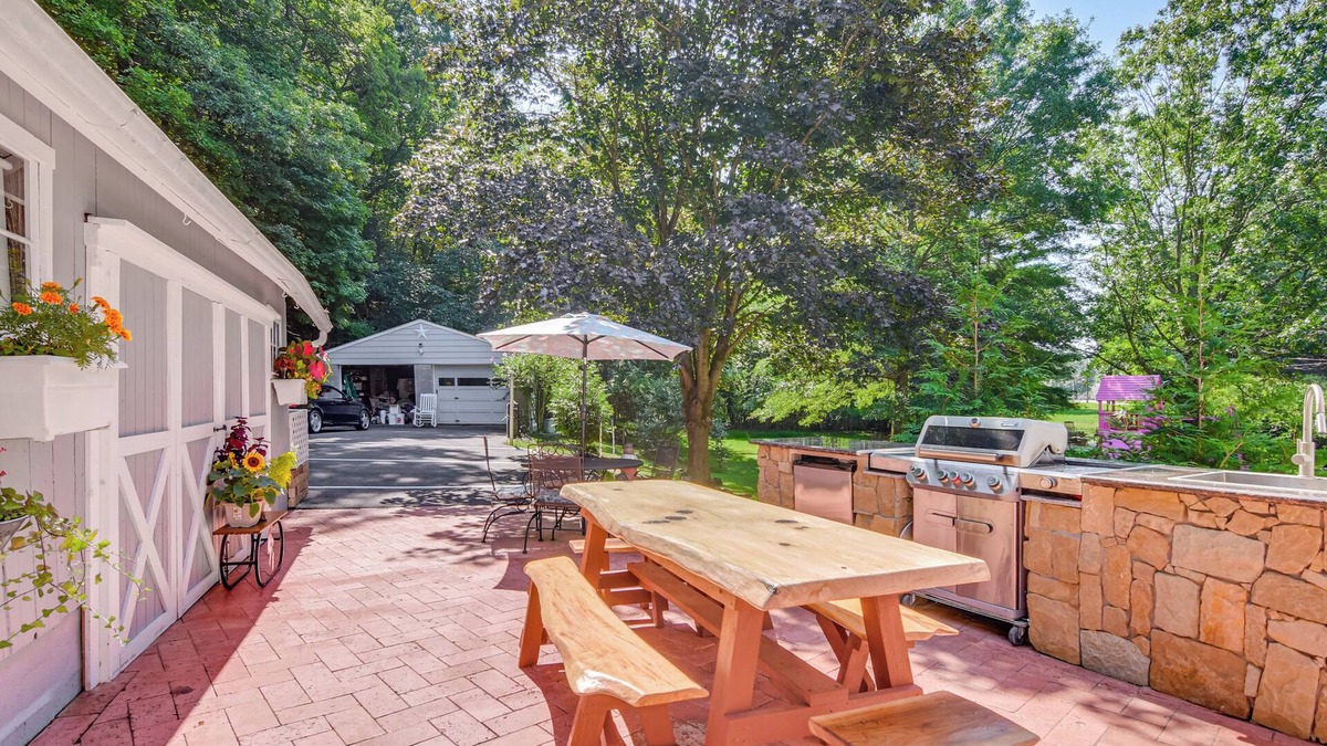 Milford Apartment | Creekside Milford Studio w/Gas Grill + Mtn Views!
