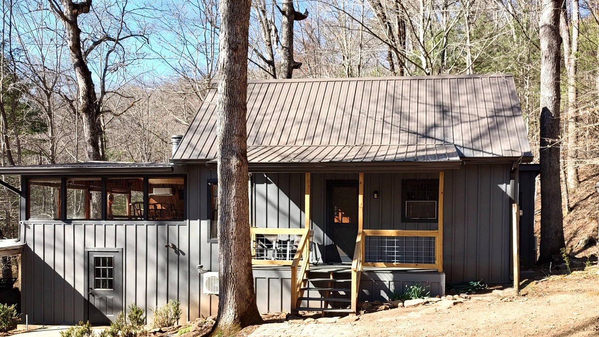 Rabun Gap Cabin | Creekside Peaceful Cabin - Dog Friendly!