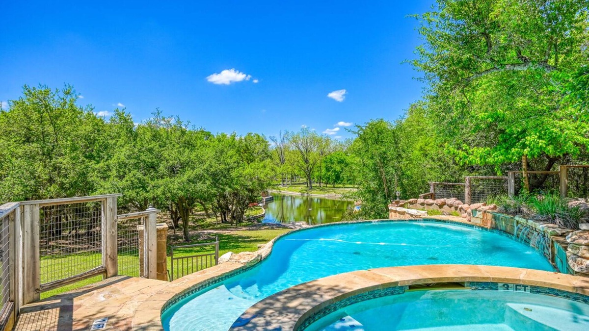 Marble Falls Cabin | Creekside: Relaxing Retreat by the Water Awaits!