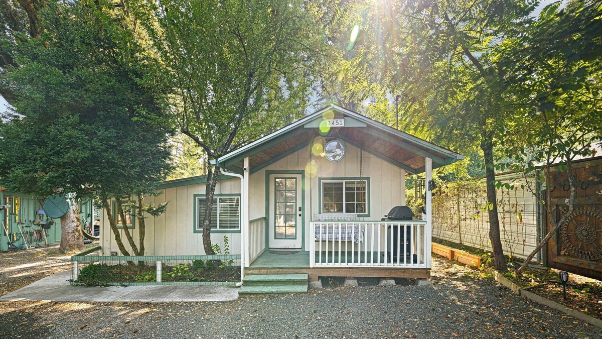 Cottage Grove Cottage | CREEKSIDE RETREAT
