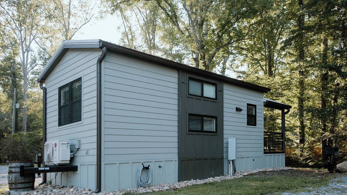 Pittman Center Cabin | Creekside Tiny Cabin | Groundhog Cabin