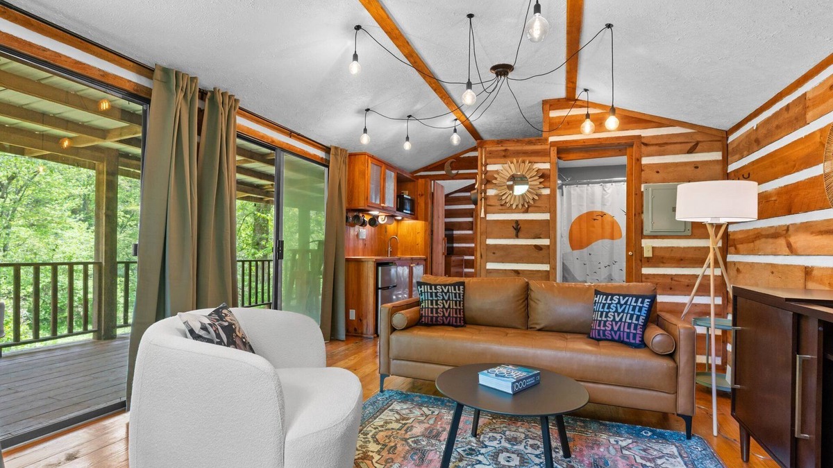 Hillsville Cabin | Creekside vibes - 1 bedroom cozy cabin w/outdoor fire pit + pet friendly!