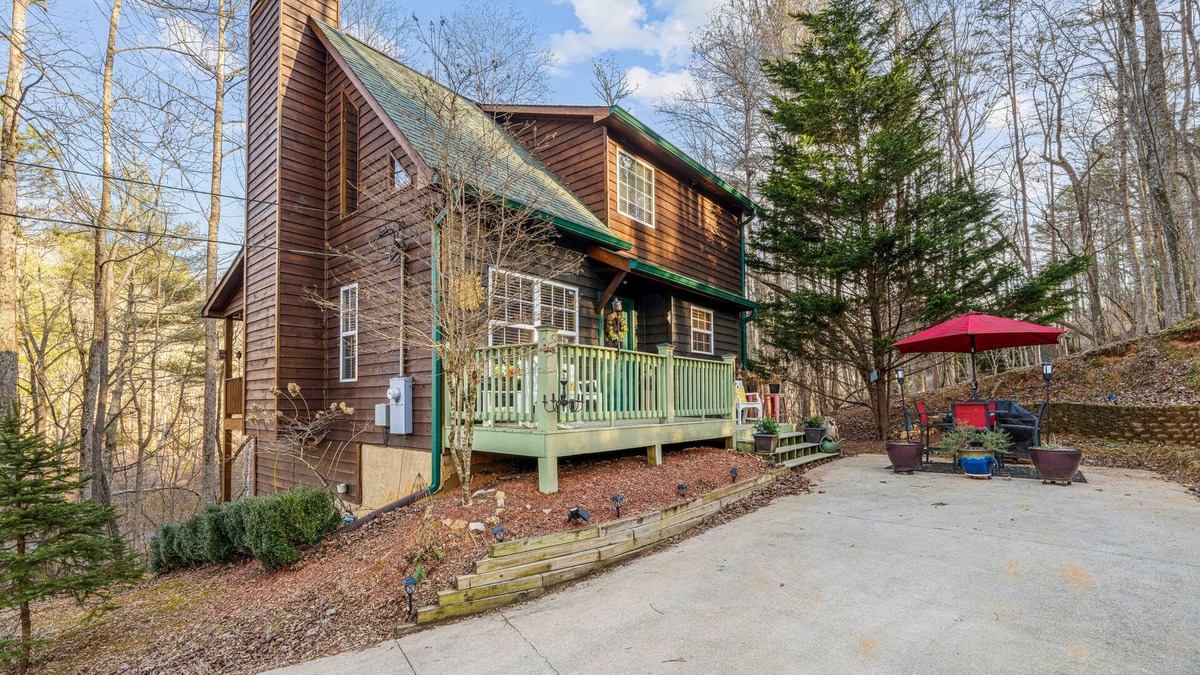 Ellijay Cabin | Creeksong | Cabin in Ellijay with fireplaces, pools, tennis, gym, rec center, AC