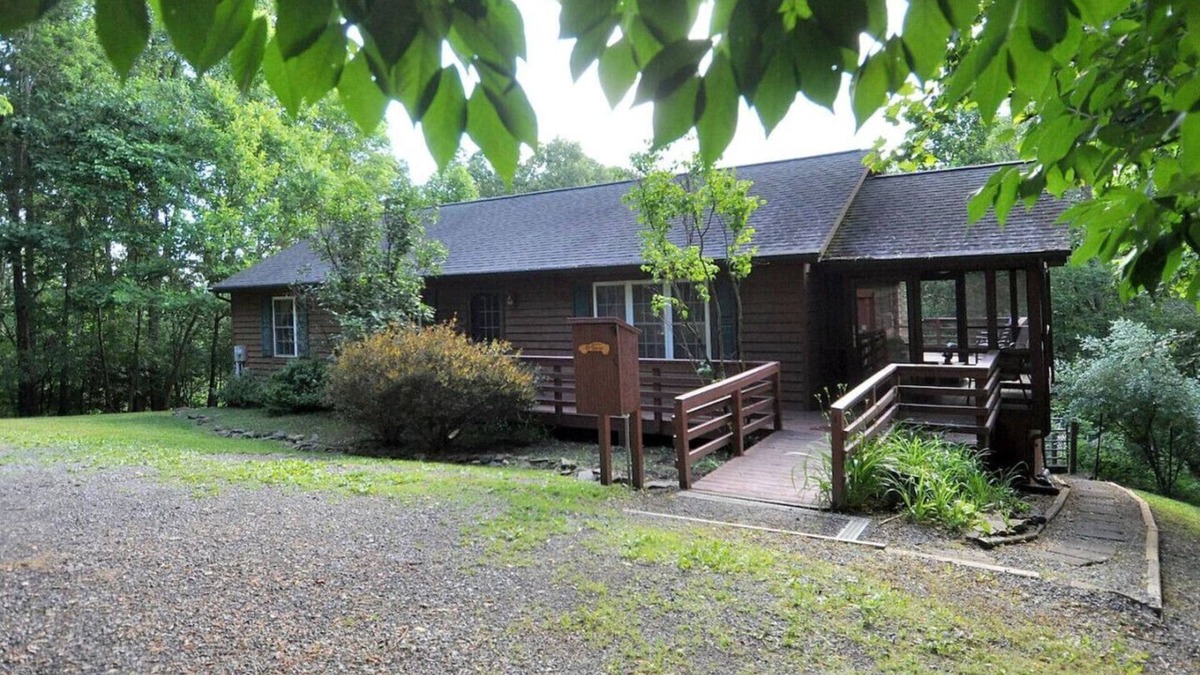 Berkeley Springs House | Creekview Cabin - hot tub, pets, grill, wifi, screen porch, fire ring