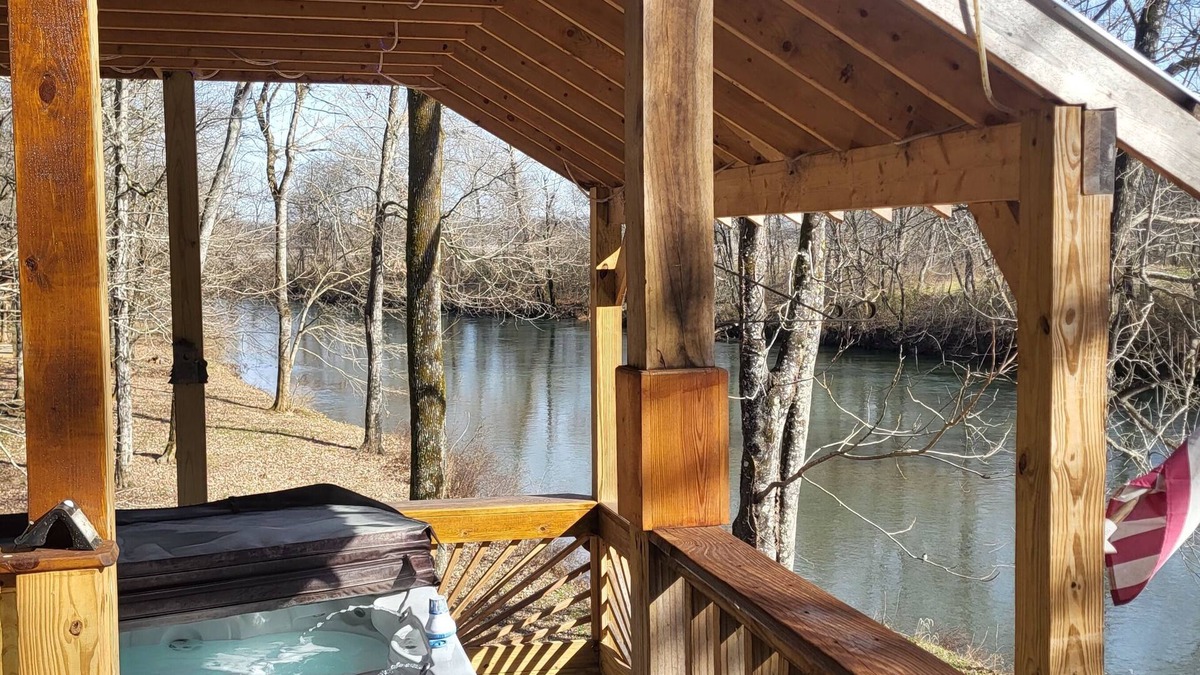 Westpoint Cabin | CreekView Cabin Retreat is Privately located on the Creek with a Jacuzzi & more