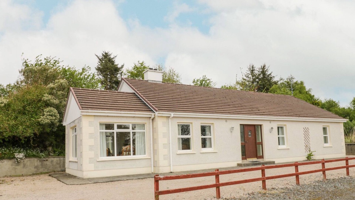 Portnablagh Cottage | CREESLOUGH VIEW, pet friendly in Creeslough, County Donegal