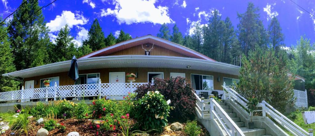 East Kootenay Hotel | Crescent Motel