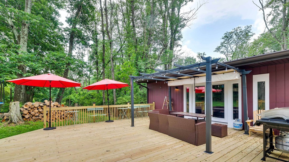 Cresco House | Cresco Retreat w/ Deck, Near Water Parks + Skiing!