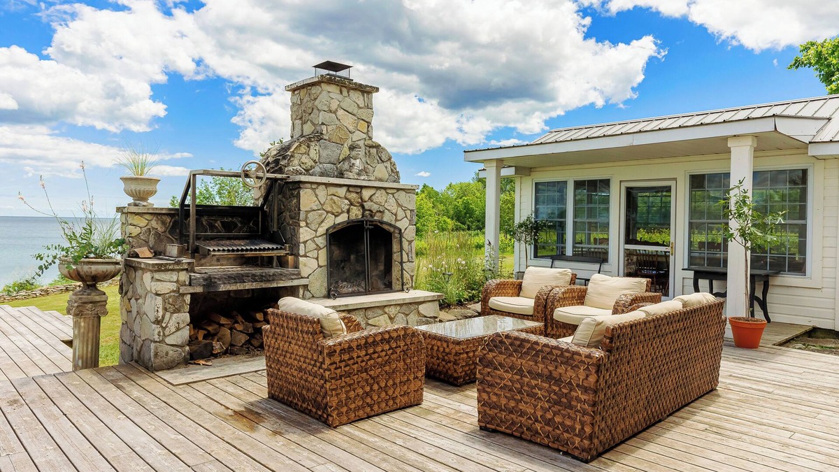 Waupoos House | Cressy House - WATERFRONT AND POOL